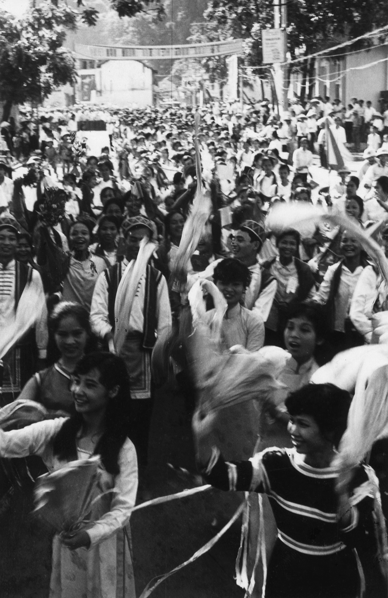 Nhân dân thị xã Hòn Gai xuống đường mừng ngày giải phóng miền Nam. 
