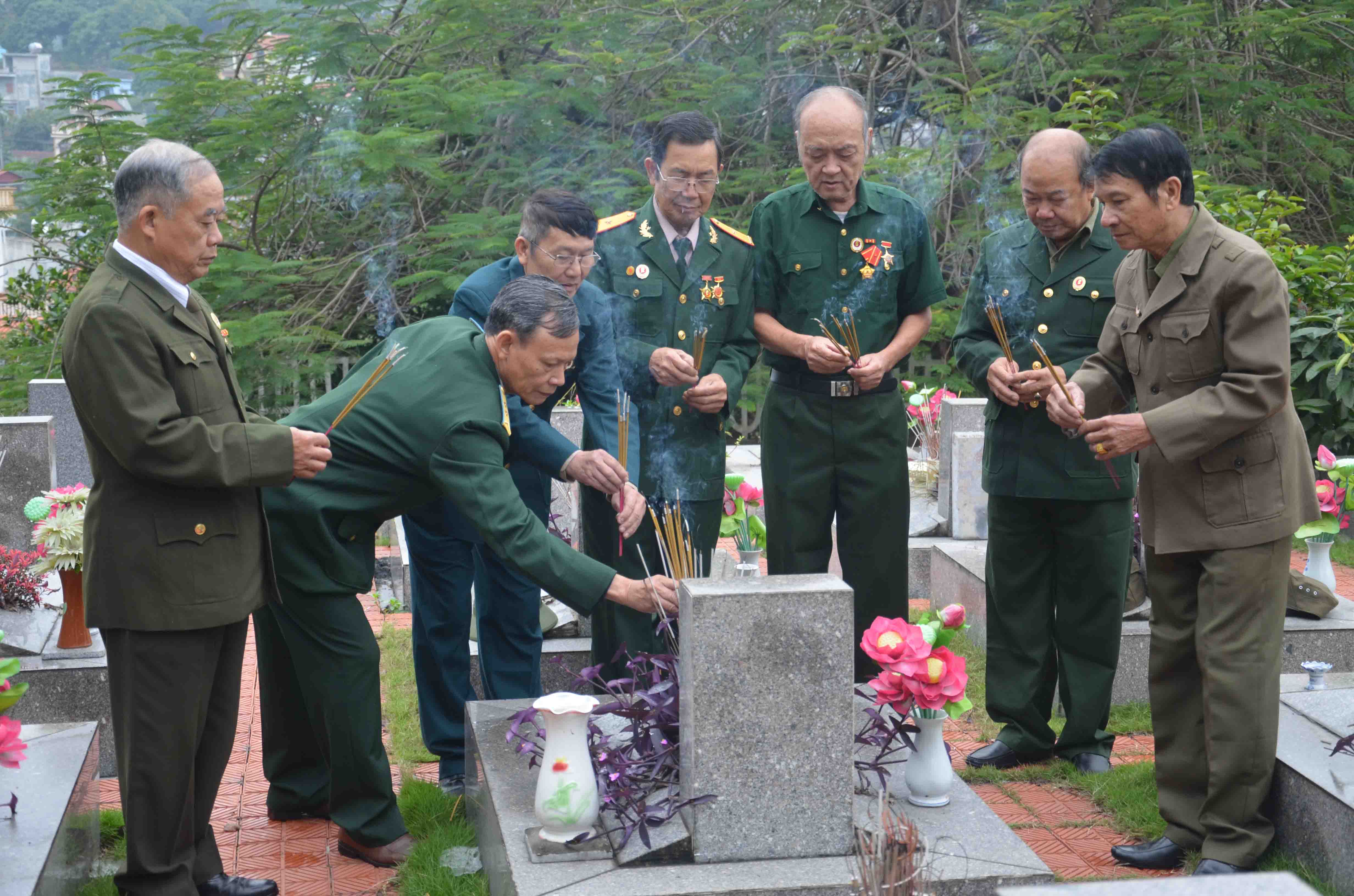 Chiến sĩ Binh đoàn Than thắp hương tại Nghĩa trang Liệt sĩ Hà Tu, tri ân đồng đội đã hy sinh. Ảnh chụp năm 2019.