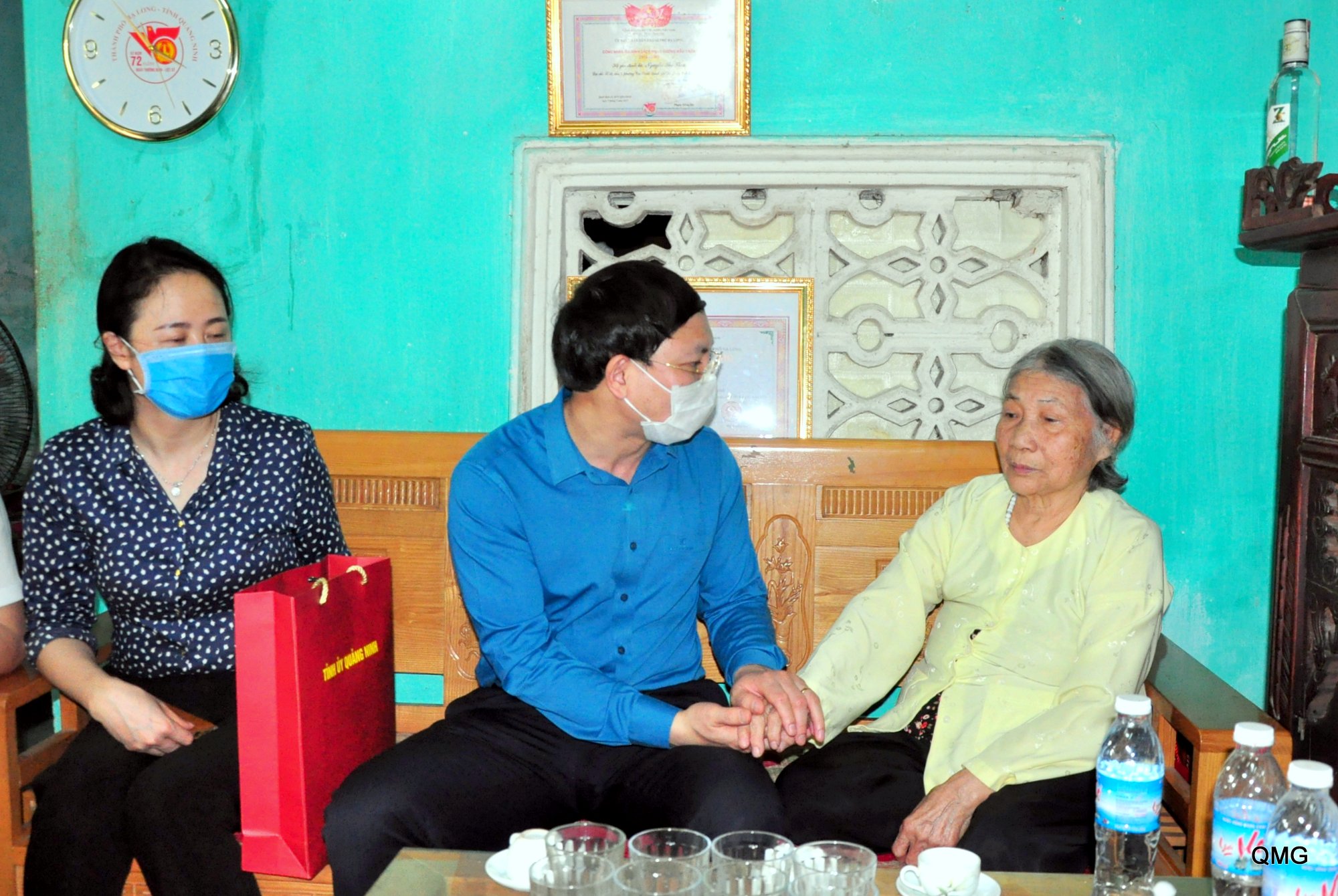 Đồng chí Bí thư Tỉnh ủy, Chủ tịch HĐND tỉnh Nguyễn Xuân Ký ân cần thăm hỏi sức khỏe, trò chuyện với Mẹ Việt Nam Anh hùng 