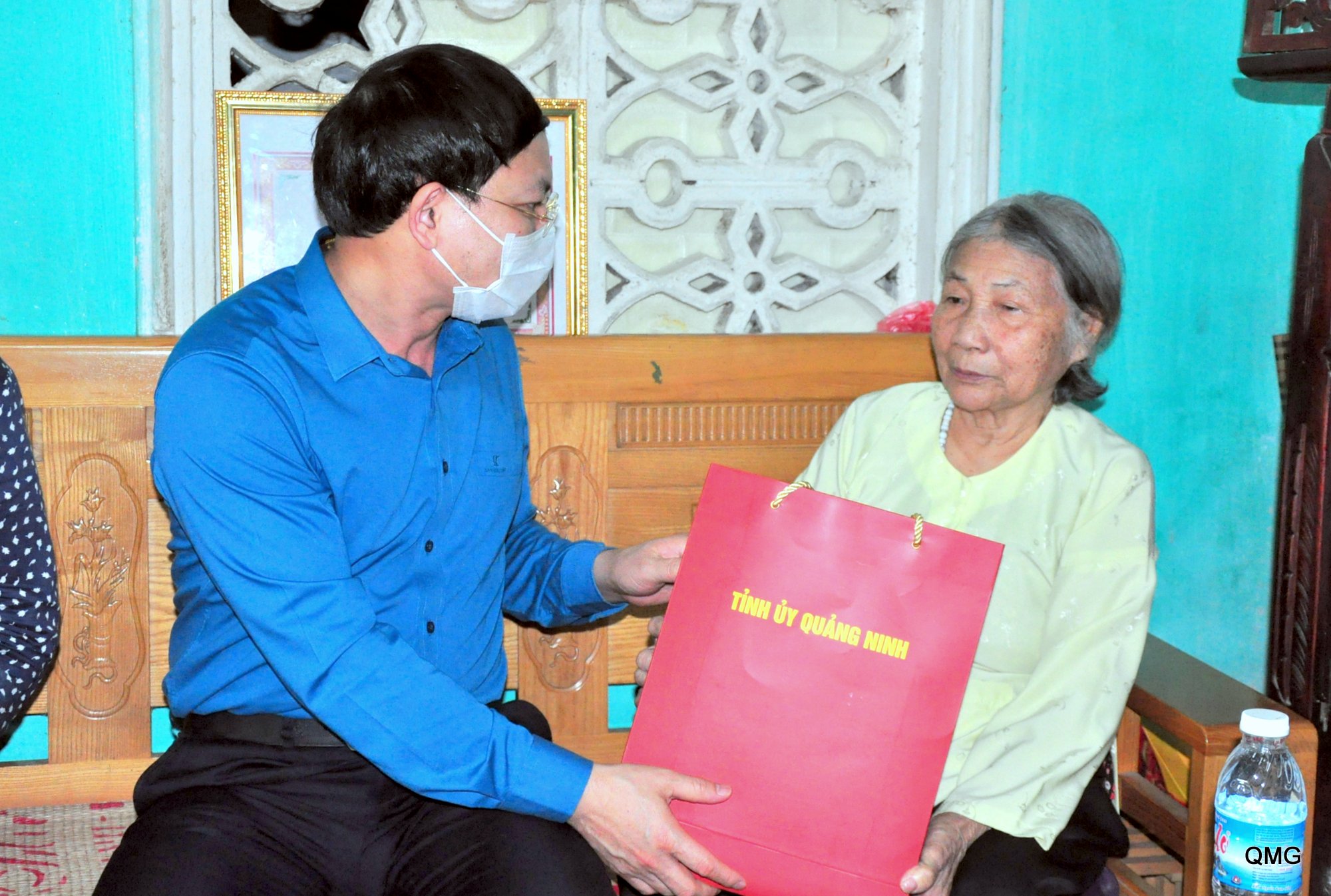 Đồng chí Nguyễn Xuân Ký, Bí thư Tỉnh ủy, Chủ tịch HĐND tỉnh thay mặt lãnh đạo tỉnh tặng quà cho Mẹ Việt Nam Anh hùng 