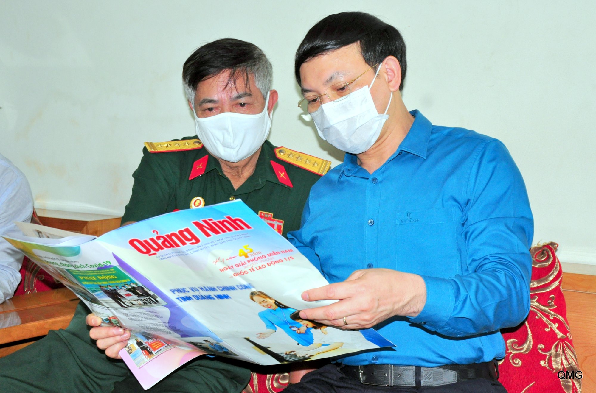 Đồng chí Nguyễn Xuân Ký cùng Cựu chiến binh đọc bài báo 