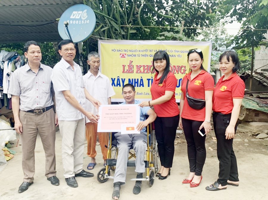 Lãnh đạo Hội Bảo trợ NKT-TMC tỉnh cùng nhà hảo tâm khởi công nhà cho anh Lý Thanh Hùng ở thôn Đồng Long, xã Đồng Tâm (huyện Bình Liêu) tháng 8/2019.