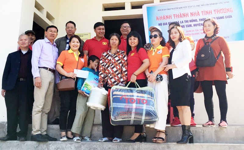 Đại diện các tổ chức, nhà hảo tậm khánh thành nhà tình thương cho hộ NKT tai thôn Ngàn Vàng Giữa (xã Đồng Tâm, huyện Bình Liêu) năm 2019.