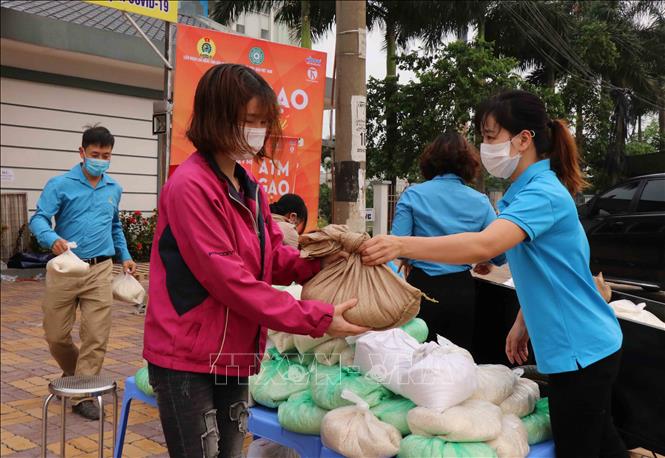 Người lao động tại khu công nghiệp Quế Võ, tỉnh Bắc Ninh nhận gạo miễn phí. Ảnh: Thanh Thương/TTXVN