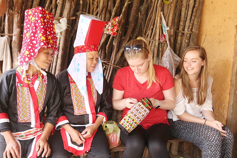 Du khách nước ngoài trải nghiệm văn hoá của đồng bào dân tộc thiểu số huyện Bình Liêu. Ảnh: La Lành (CTV)