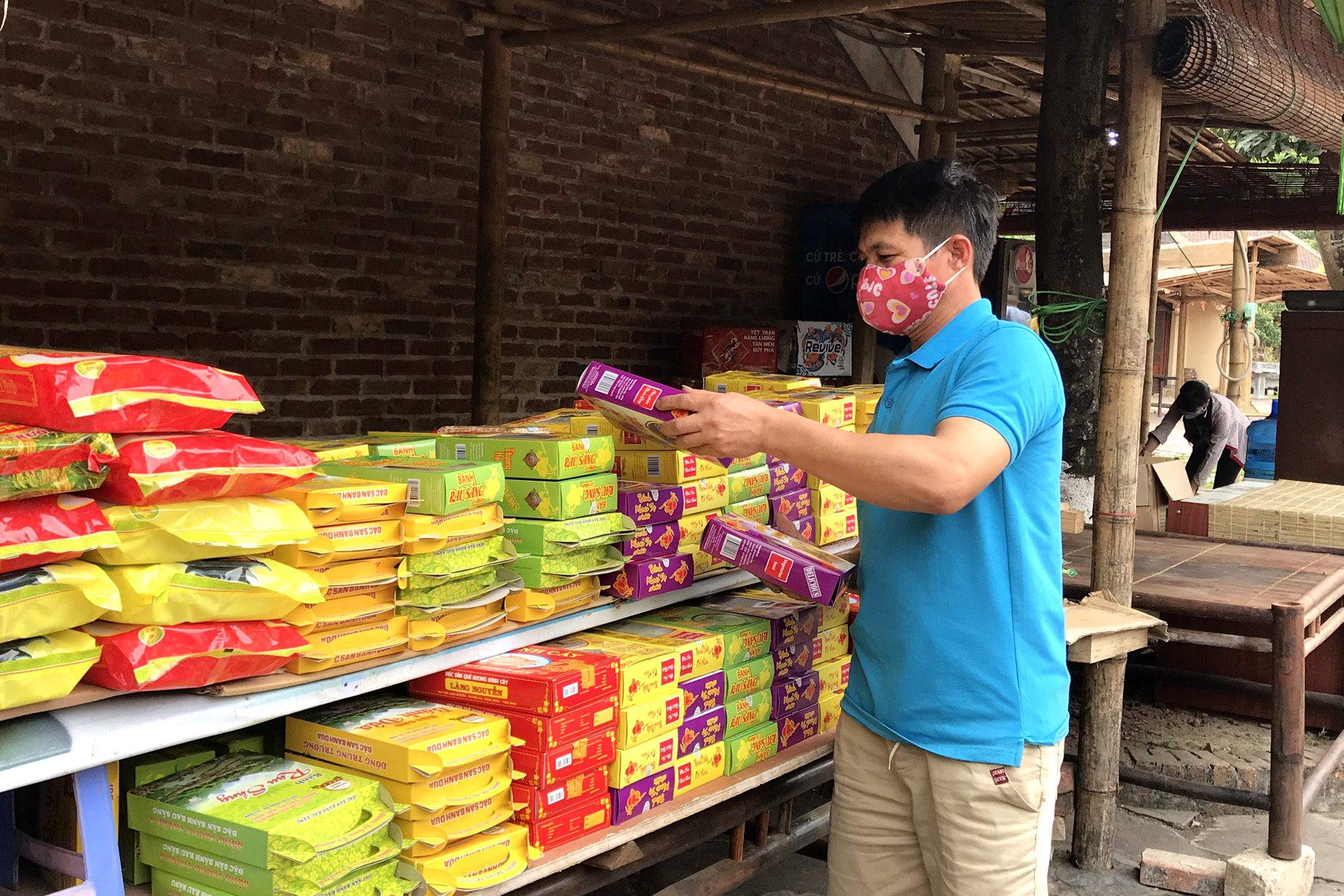 Nhân viên khu làng hành hương Yên Tử sắp xếp hàng hoá, dọn dẹp cửa hàng để đón khách