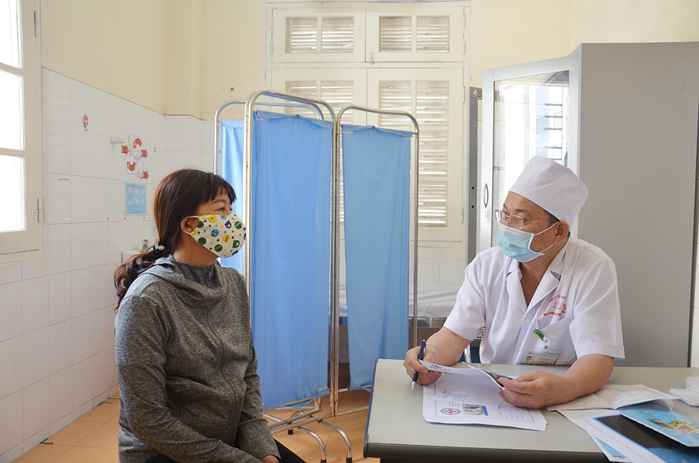 Bác sĩ Lê Đức Hợp, Phó Gi ám đốc Trung tâm Y tế huyện Tiên Yên khám cho người bệnh.