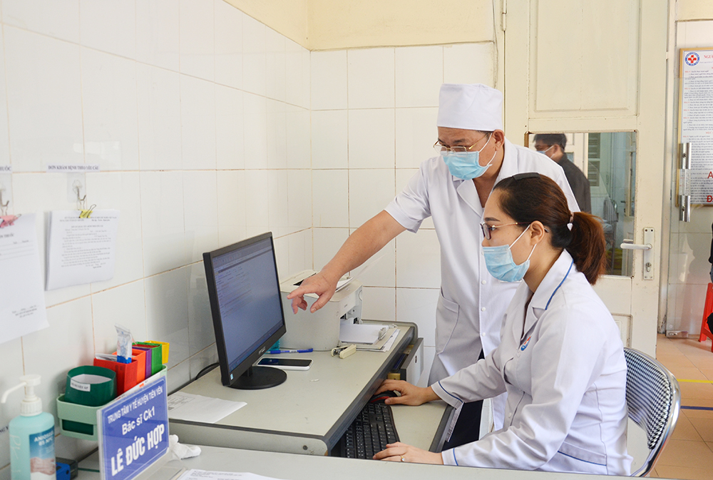 Bác sĩ Lê Đức Hợp, Phó Gi ám đốc Trung tâm Y tế huyện Tiên Yên hướng dẫn nhân viên các thủ tục của người bệnh.