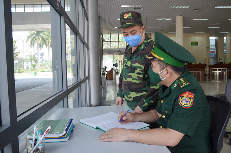 Thượng úy Bùi Thế Trọng, Phó Trạm trưởng Trạm BPCKQT Bắc Luân (bên phải) cùng đồng đội trao đổi biện pháp kiểm soát hoạt động XNC tại khu vực cửa khẩu.