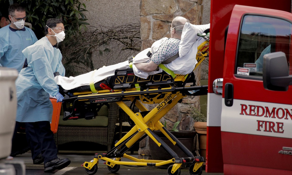 Nhân viên y tế đưa một bệnh nhân lên xe cấp cứu tại một cơ sở chăm sóc y tế có các các nhiễm virus corona ở Kirkland, bang Washington hôm 3/3. Ảnh: Reuters.