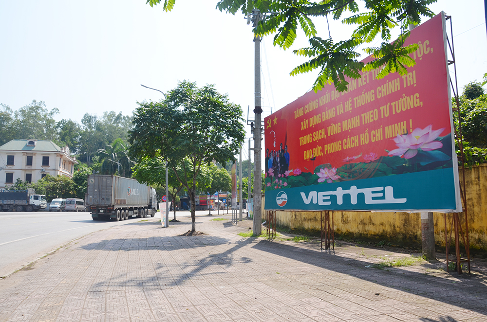 Pan ô cỡ lớn tuyên truyền về Chủ tịch Hồ Chí Minh đặt tại thị trấn Tiên Yên.