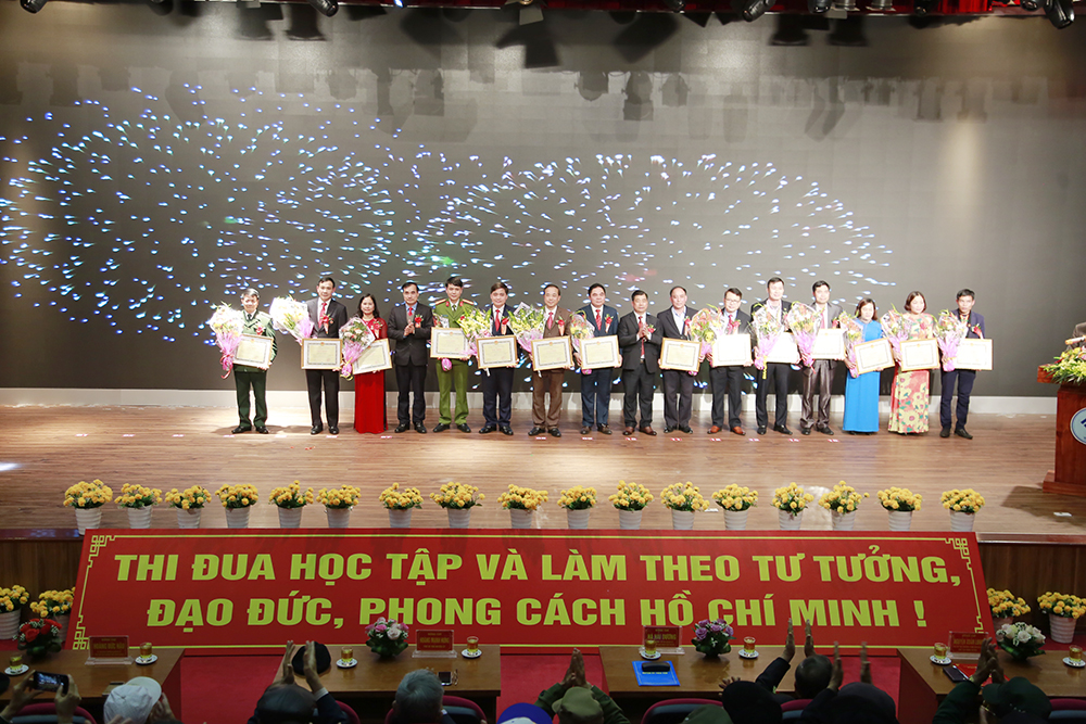Các tập thể, cá nhân tiêu biểu về học và làm theo Bác được lãnh đạo huyện Tiên Yên khen thưởng.