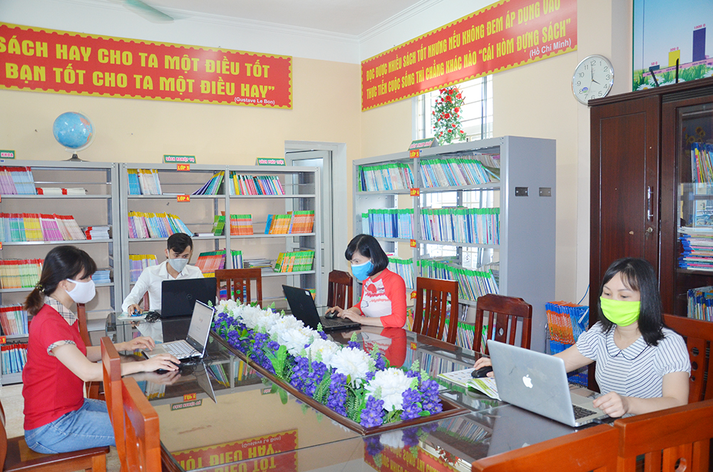 Thầy cô giáo Trường Tiểu học Quang Trung, TP Hạ Long soạn bài chuẩn bị cho việc học sinh trở lại trường.