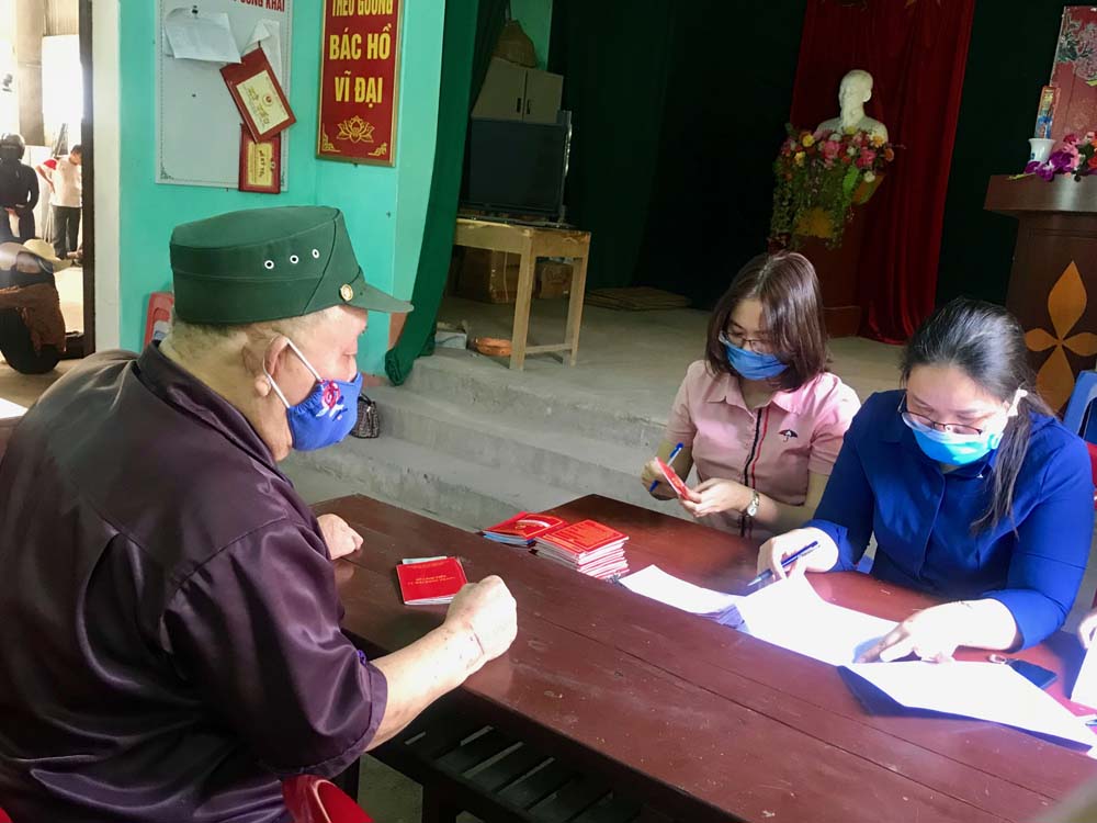 Người có công, đối tượng bảo trợ xã hội tại phường Phương Đông nhận hỗ trợ.