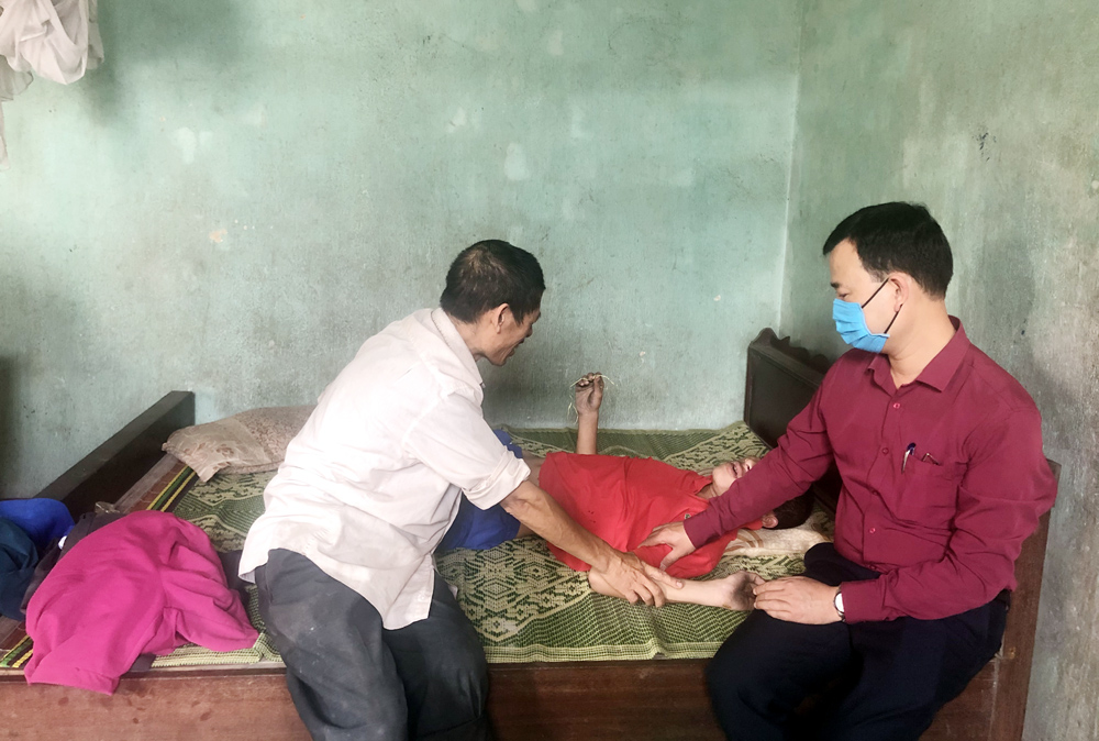 Đại diện MTTQ TP Uông Bí đến thăm, tặng quà cho hộ gia đình Nguyễn Xuân Huyên, khu 11, phường Quảng Trung.