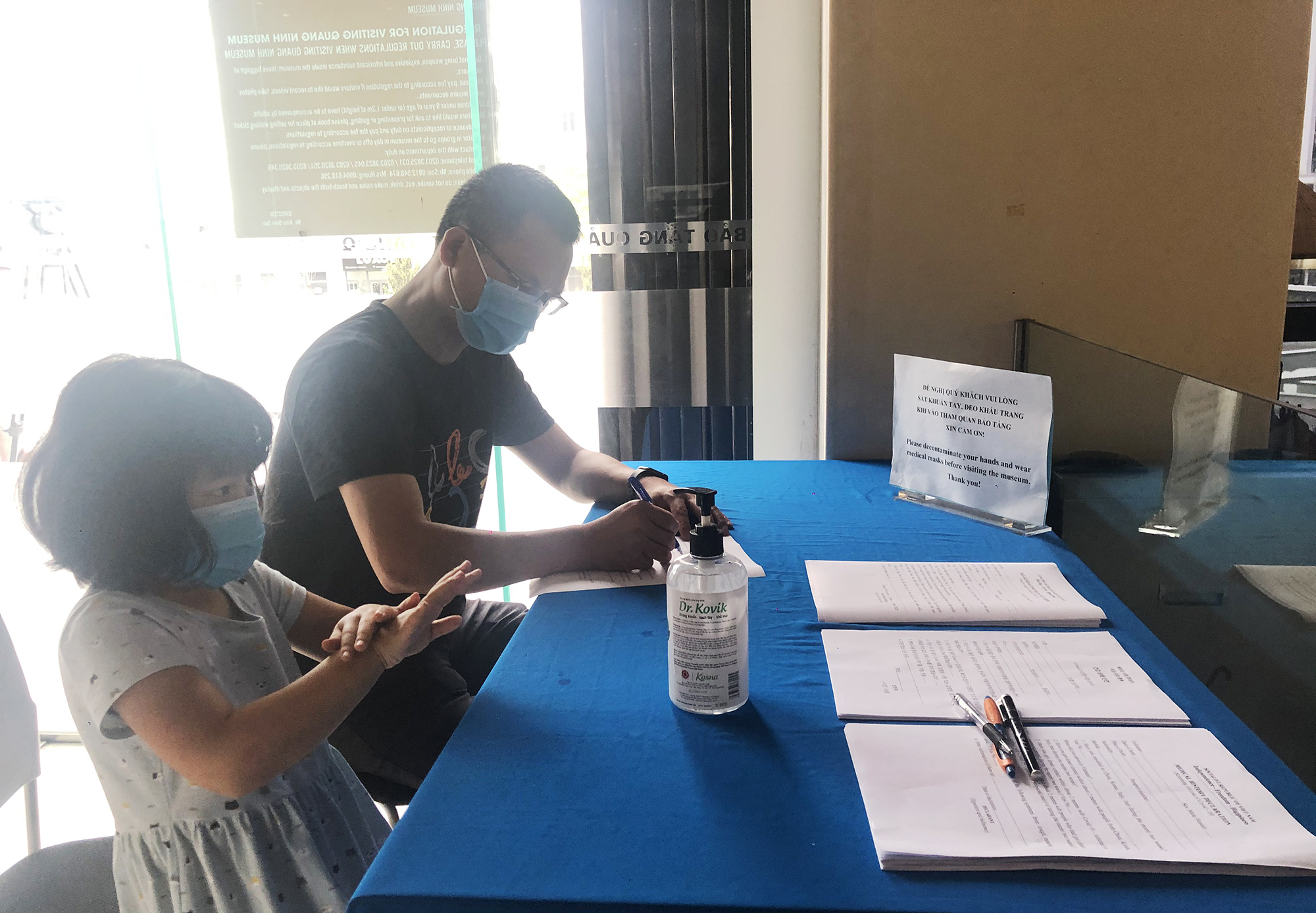 Tất cả khách tới tham quan tại Bảo tàng Quảng Ninh đều được khai báo thông tin y tế và thực hiện kiểm tra y tế, đeo khẩu trang trước khu vào tham quan tại các khu vực bên trong.