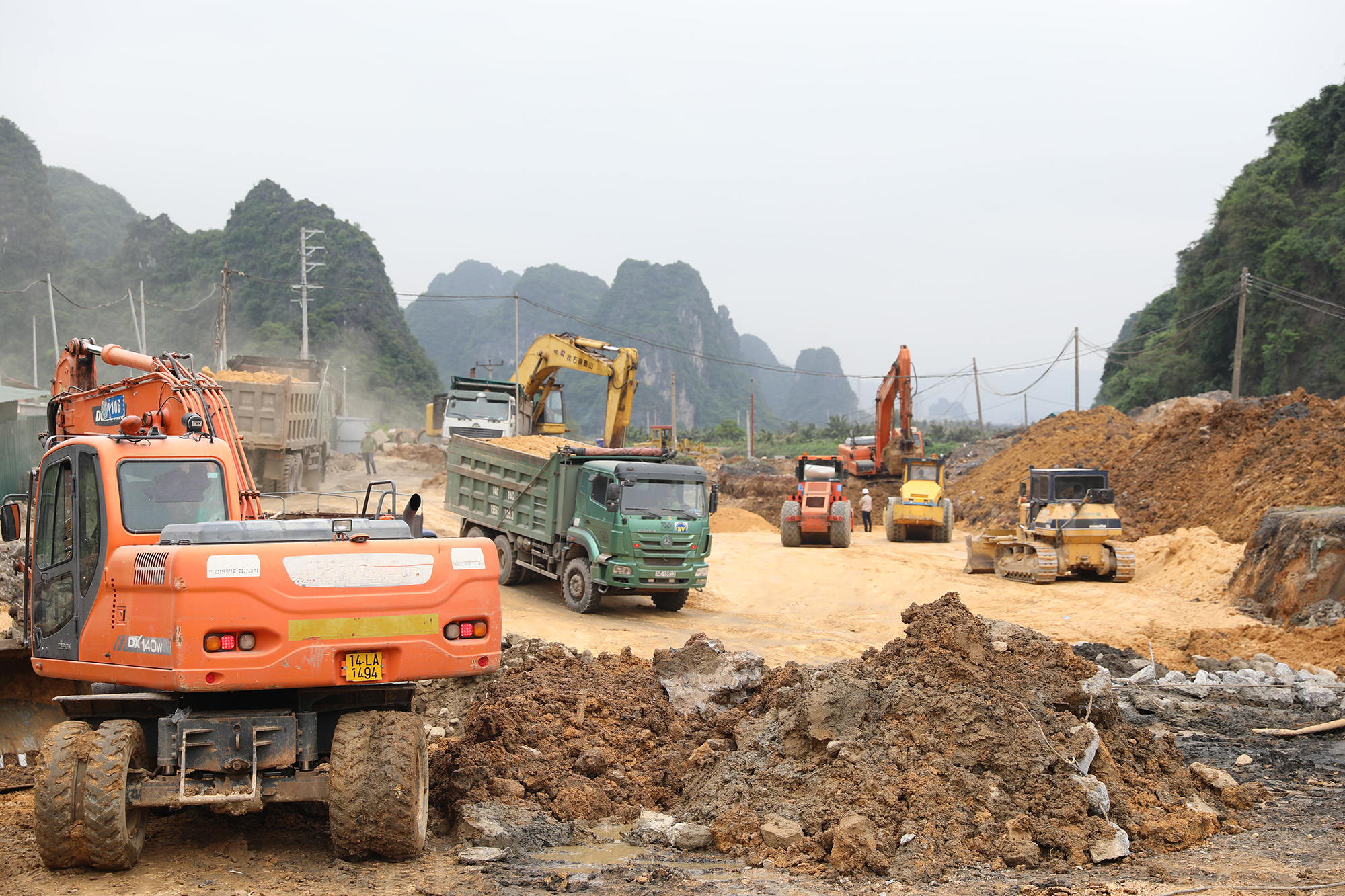 Đẩy mạnh thi công đường nối QL18 với đường bao biển Hạ Long – Cẩm Phả.