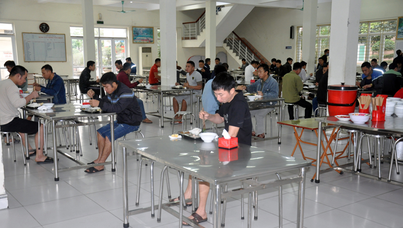 Hệ thống bếp ăn của Công ty Than Hạ Long được đầu tư khang trang, đáp ứng tốt nhu cầu của người lao động.