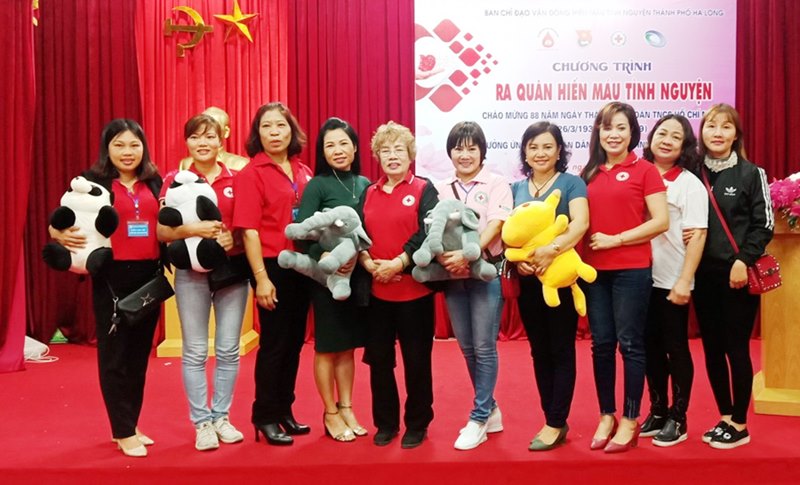 Chị Lương Thị Liên (thứ 4, trái sang) chụp ảnh cùng các tình nguyện viên tham gia HMTN do Ban Chỉ đạo vận động HMTN TP Hạ Long phát động, tháng 3/2019.
