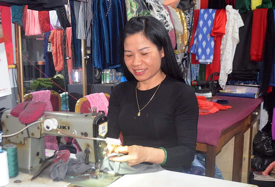Chị Lương Thị Liên hàng ngày với công việc kinh doanh của mình tài chợ Cái Dăm (phường Bãi Cháy) nhưng chị vẫn thường xuyên tham gia HMTN.