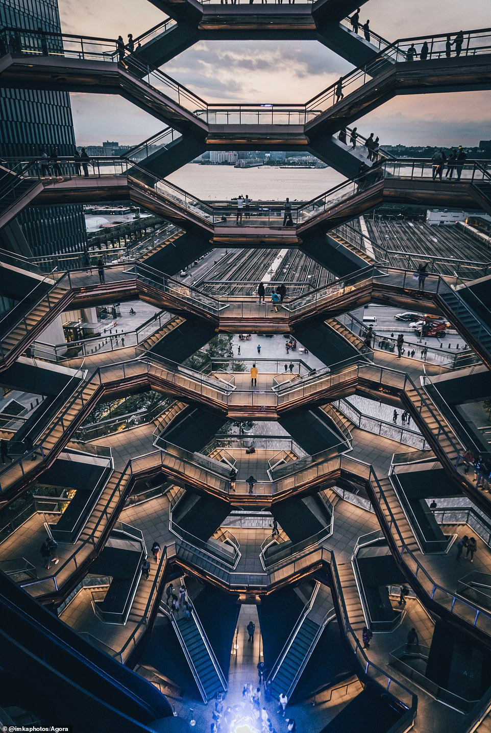  Tòa nhà Vessel cao 45m tại thành phố Hudson Yards của New York (Mỹ) được ví như “siêu kiến trúc” vì tính phức tạp, đánh lừa thị giác và bắt mắt của nó. Bức ảnh tuyệt vời này được nhiếp ảnh gia người Đức 'Katharina I' ghi lại.