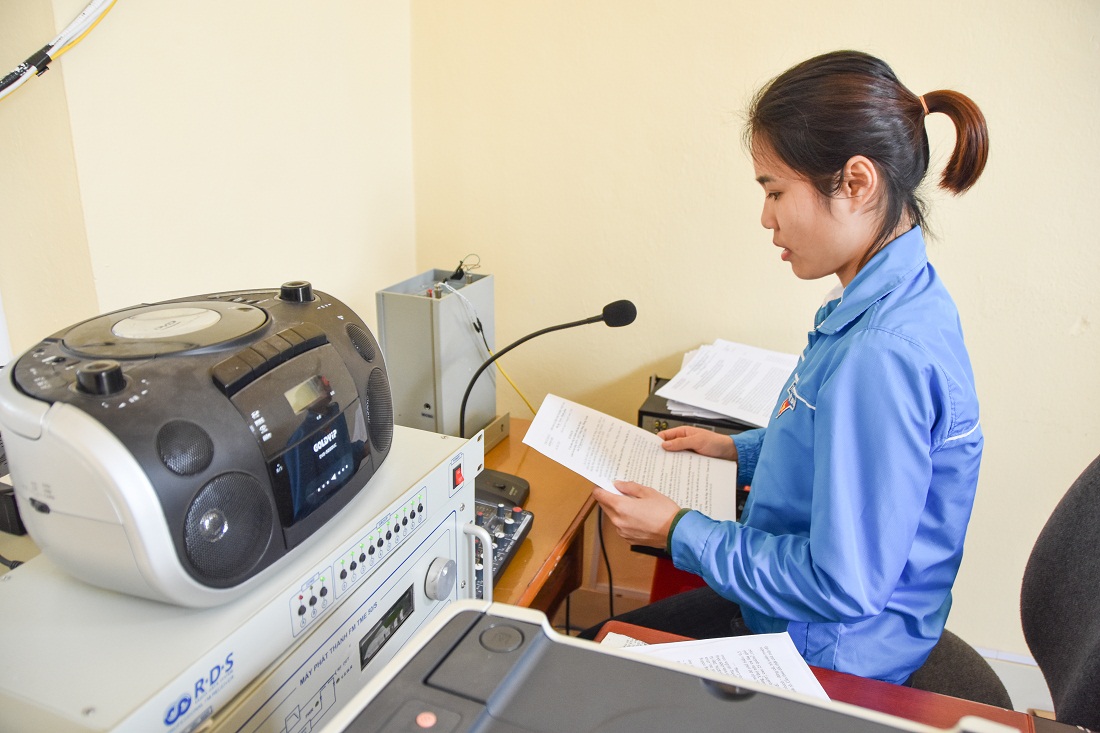 Cán bộ xã Đầm Hà (huyện Đầm Hà) tuyên truyền qua hệ thống loa truyền thanh cơ sở, cung cấp các quy định phòng chống dịch bệnh Covid-19 cho người dân địa phương.