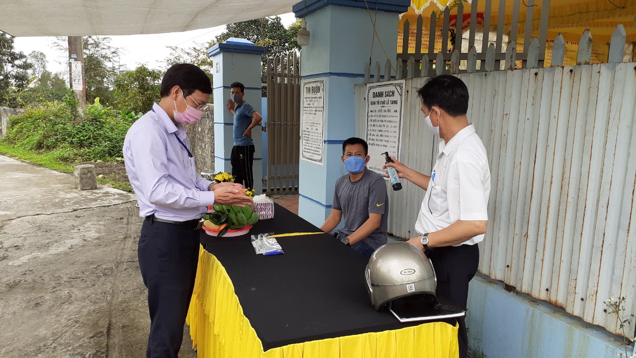 Tại các đám hiếu trên địa bàn TP Uông Bí đều thực hiện nghiêm các quy định phòng chống dịch.
