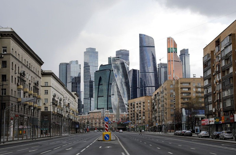 Con đường vắng vẻ vì lệnh phong tỏa do dịch Covid-19 ở Moscow, Nga, ngày 15/4. (Nguồn: Getty).