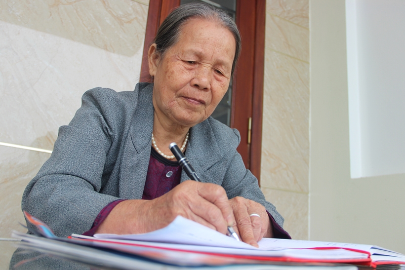 Dù đã 77 tuổi, bà Phạm Thị Khai vẫn rất năng nổ, nhiệt huyết với các công việc trong thôn. 