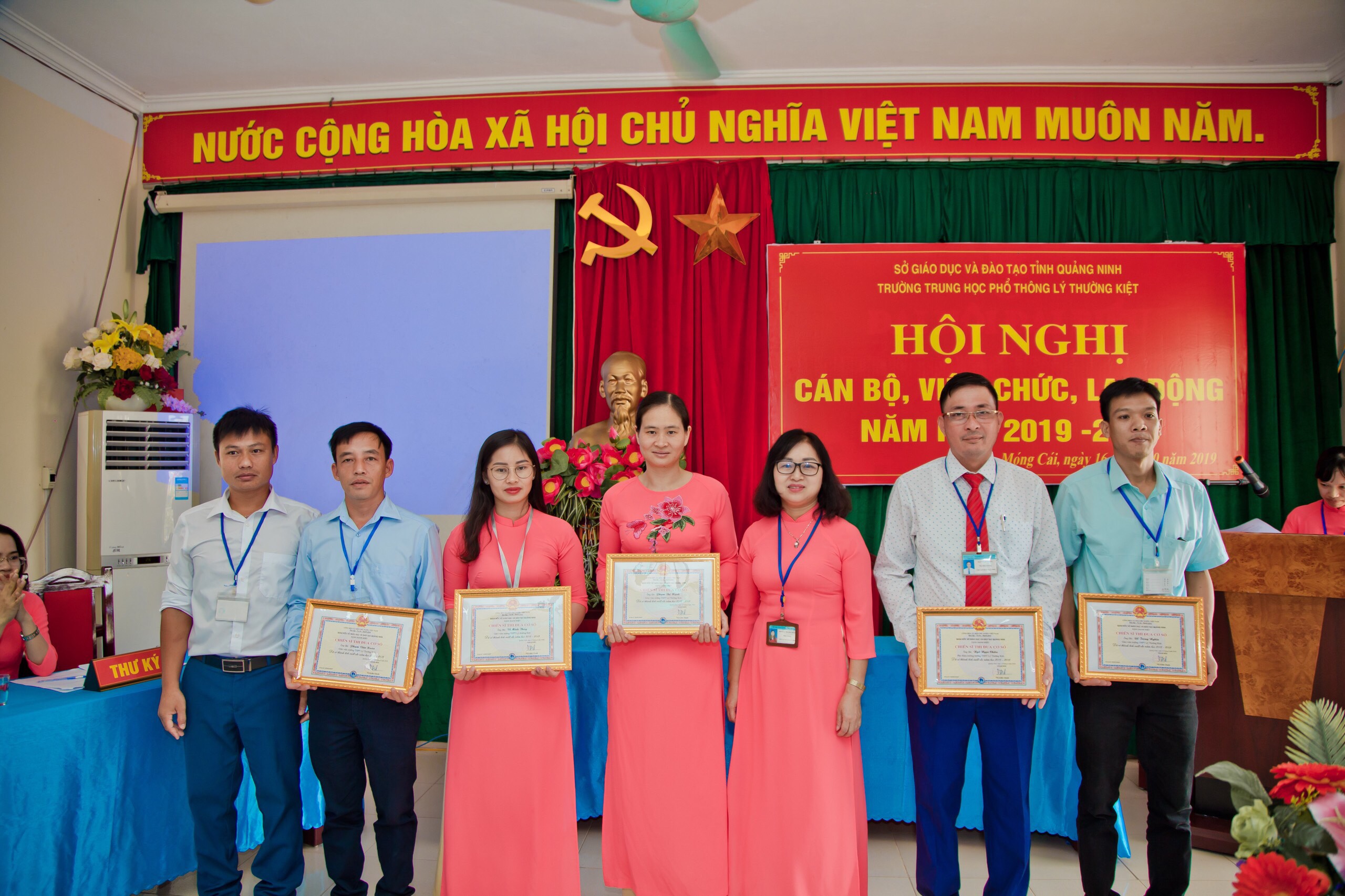 Cô giáo Đoàn Thị Hiệu trưởng Trường THPT Trần Phú, TP Móng Cái, là một trong những cá nhân được Công đoàn Giáo dục Quảng Ninh khen thưởng 