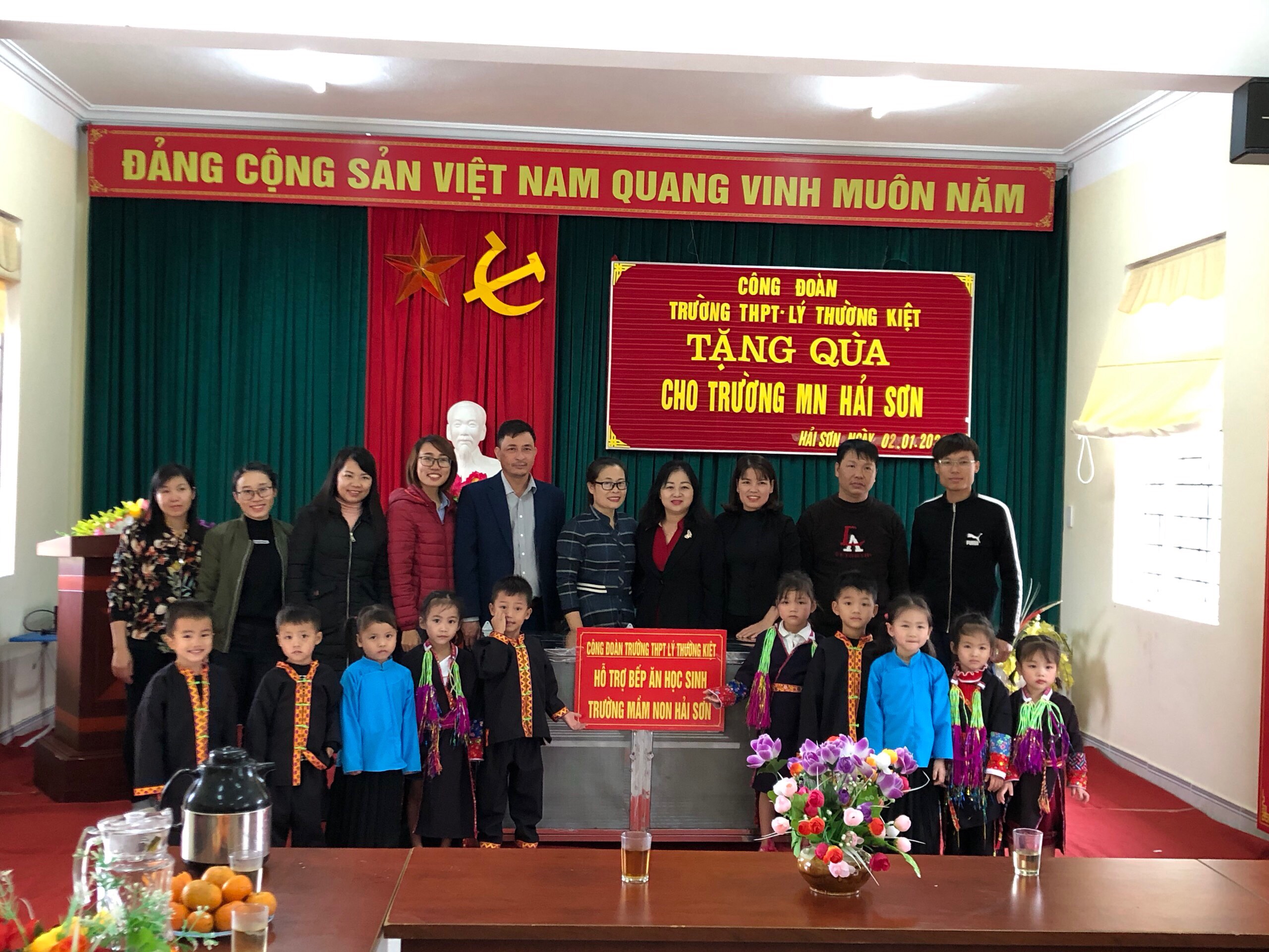 Cô giáo Đoàn Thị Thanh Thủy, Hiệu trưởng Trường THPT Trần Phú, TP Móng Cái,