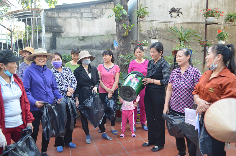 Hội viên Hội phụ nữ phường Cẩm Sơn triển khai mô hình thùng rác làm sạch ngõ xóm.