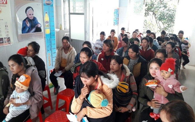 Tư vấn chăm sóc sức khỏe sinh sản và chăm sóc bà mẹ trẻ em tại xã Tân Châu (Di Linh, Lâm Đồng). Ảnh: CÔNG NAM