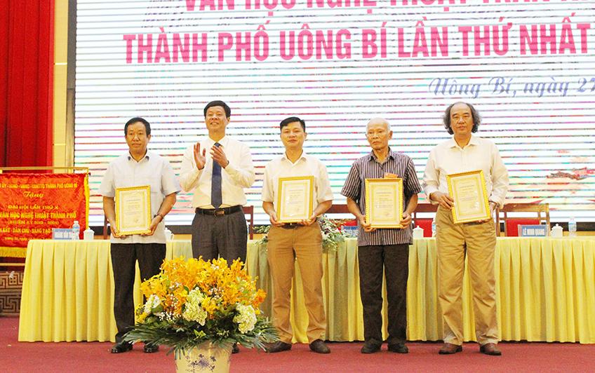Nhạc sĩ Phạm Khải nhận giải tặng thưởng tại chương trình trao giải thưởng văn học nghệ thuật Trần Nhân Tông – TP Uông Bí
