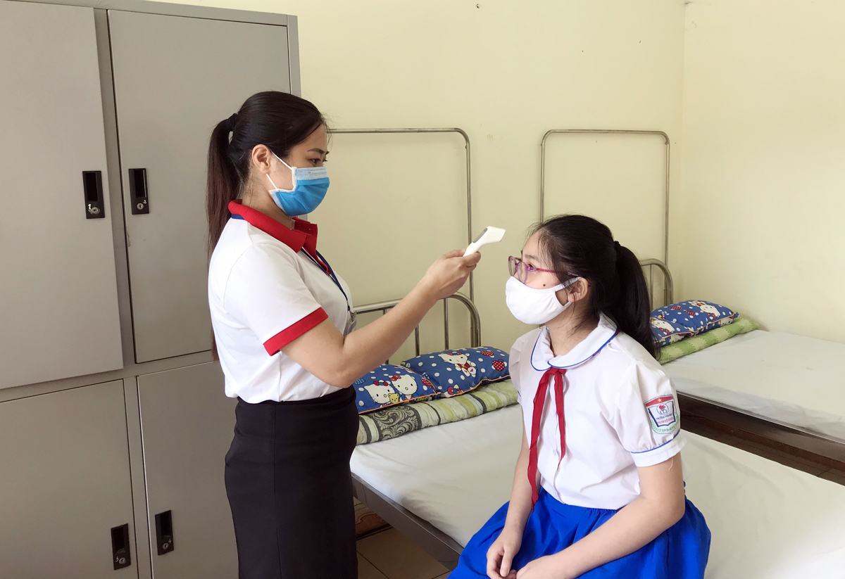 Bộ phận y tế học đường túc trực thường xuyên tại Trường Tiểu học Phan Bội Châu (TP Cẩm Phả).