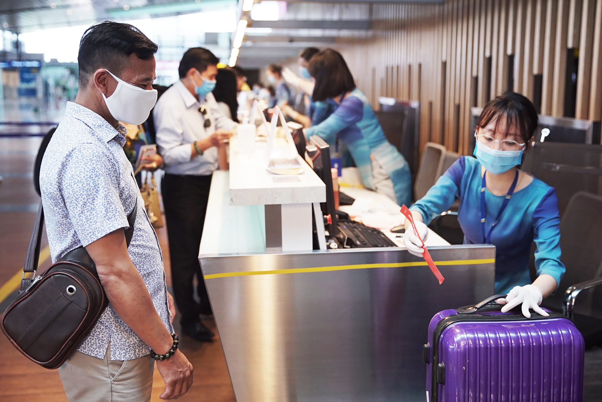 Hành khách làm thủ tục hàng không đi chuyến Vân Đồn - TP Hồ Chí Minh trong ngày đầu mở lại đường bay thương mại tại Cảng HK QT Vân Đồn