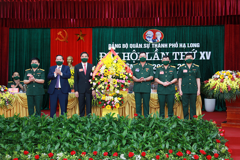 Đại tá Lê Văn Long, Uỷ viên Ban Thường vụ Tỉnh ủy, Phó Bí thư Đảng ủy Quân sự tỉnh, Chỉ huy trưởng Bộ CHQS tỉnh tặng hoa chúc mừng Đại hội.