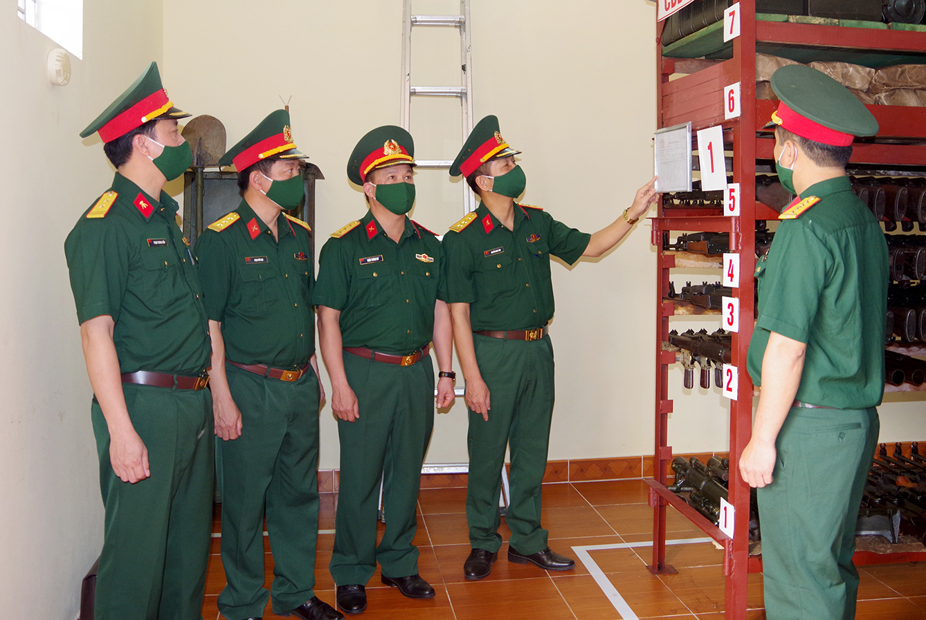 Đoàn công tác kiểm tra kho vũ khí Ban CHQS thị xã Quảng Yên