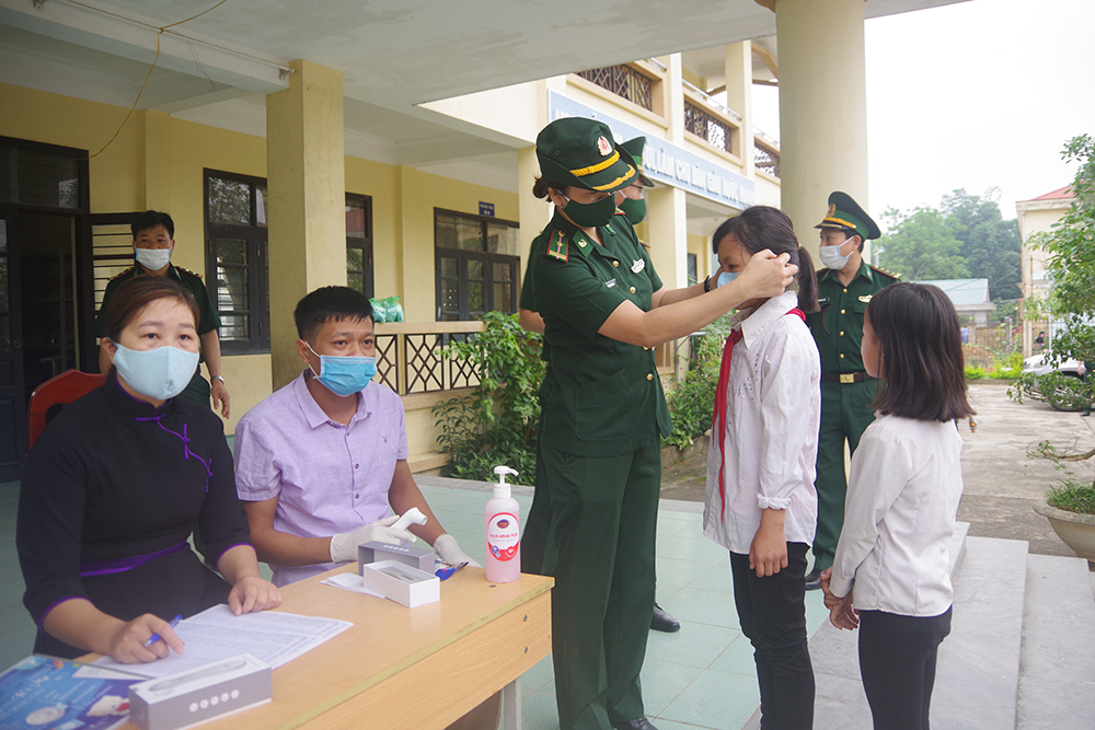 Hội Phụ nữ BĐBP tỉnh tặng khẩu trang, nước sát khuẩn cho các cháu học sinh Trường Tiểu học Vô Ngại (xã Vô Ngại)