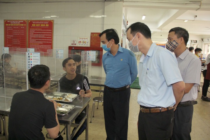 Lãnh đạo Công đoàn TKV thăm khu vực bếp ăn, động viên công nhân lao động Công ty CP than Hà Lầm trong mùa dịch. 