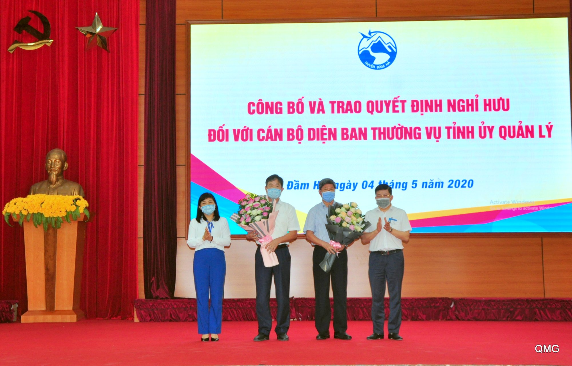 Lãnh đạo Huyện ủy, UBND huyện Đầm Hà tặng hoa chúc mừng hai đồng chí
