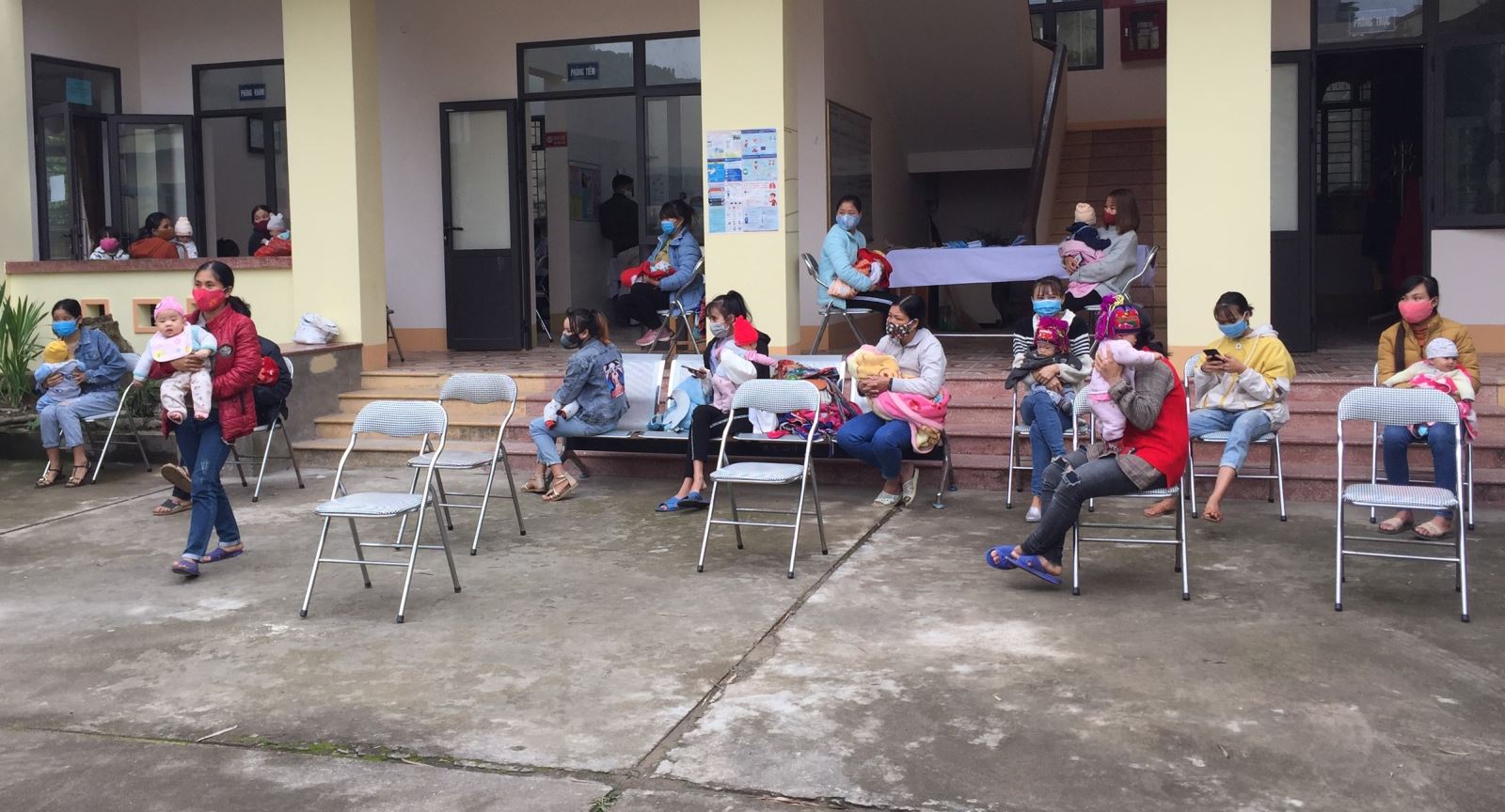 Trẻ chờ tiêm phòng tai Trạm Y tế xã Vô Ngại (Bình Liêu). Ảnh: Khoa KSCBTN cung cấp.
