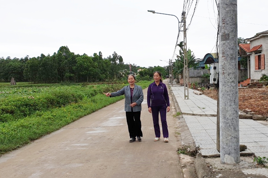 Con đường thôn Giếng Méo rộng rãi, bê tông phẳng lì.