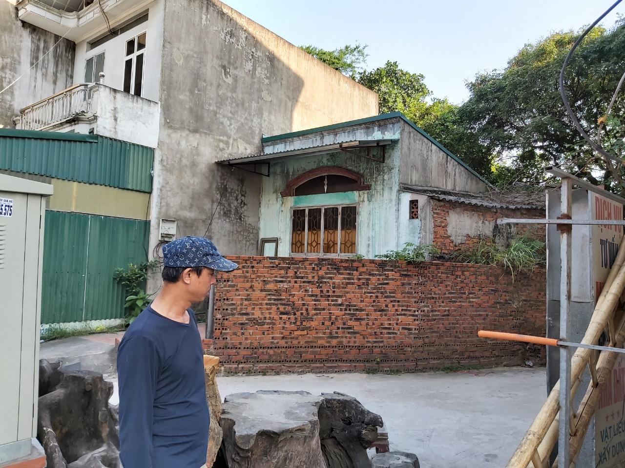Theo rà soát của UBND phường Hà Khẩu, hộ ông Hoàng Bá Tá và các hộ giáp ranh đã xây dựng tường rào ngăn cách, ở ổn định, không có tranh chấp.