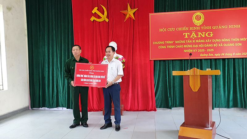 Lãnh đạo hội cựu chiến binh huyện trao tặng 103 tấn xi măng cho xã vùng cao Quảng Sơn
