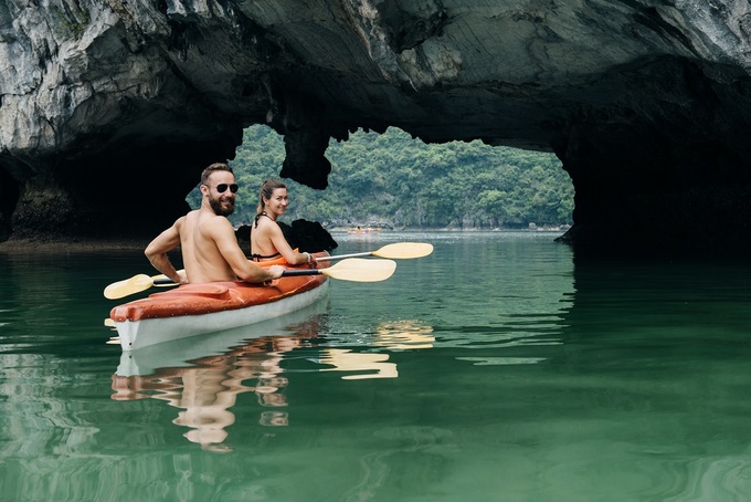 Cho thuê thuyền kayak hiện có ở khu vực Ba Hang, đảo Lờm Bò, Cửa Vạn, Hang Cỏ, Cống Đầm với giá từ 50.000 - 100.000 đồng một giờ. Ảnh: Nina Lishchuk/Shutterstock.