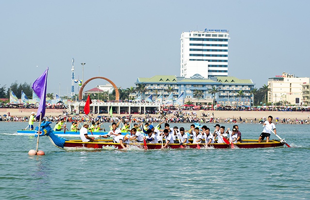 Đua thuyền - một hoạt động đặc trưng vùng sóng nước trong Lễ hội sông nước Cửa Lò.