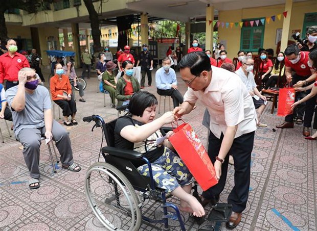 Tặng quà cho người khuyết tật, người có hoàn cảnh khó khăn trên địa bàn quận Hoàn Kiếm. (Ảnh: Thanh Tùng/TTXVN)