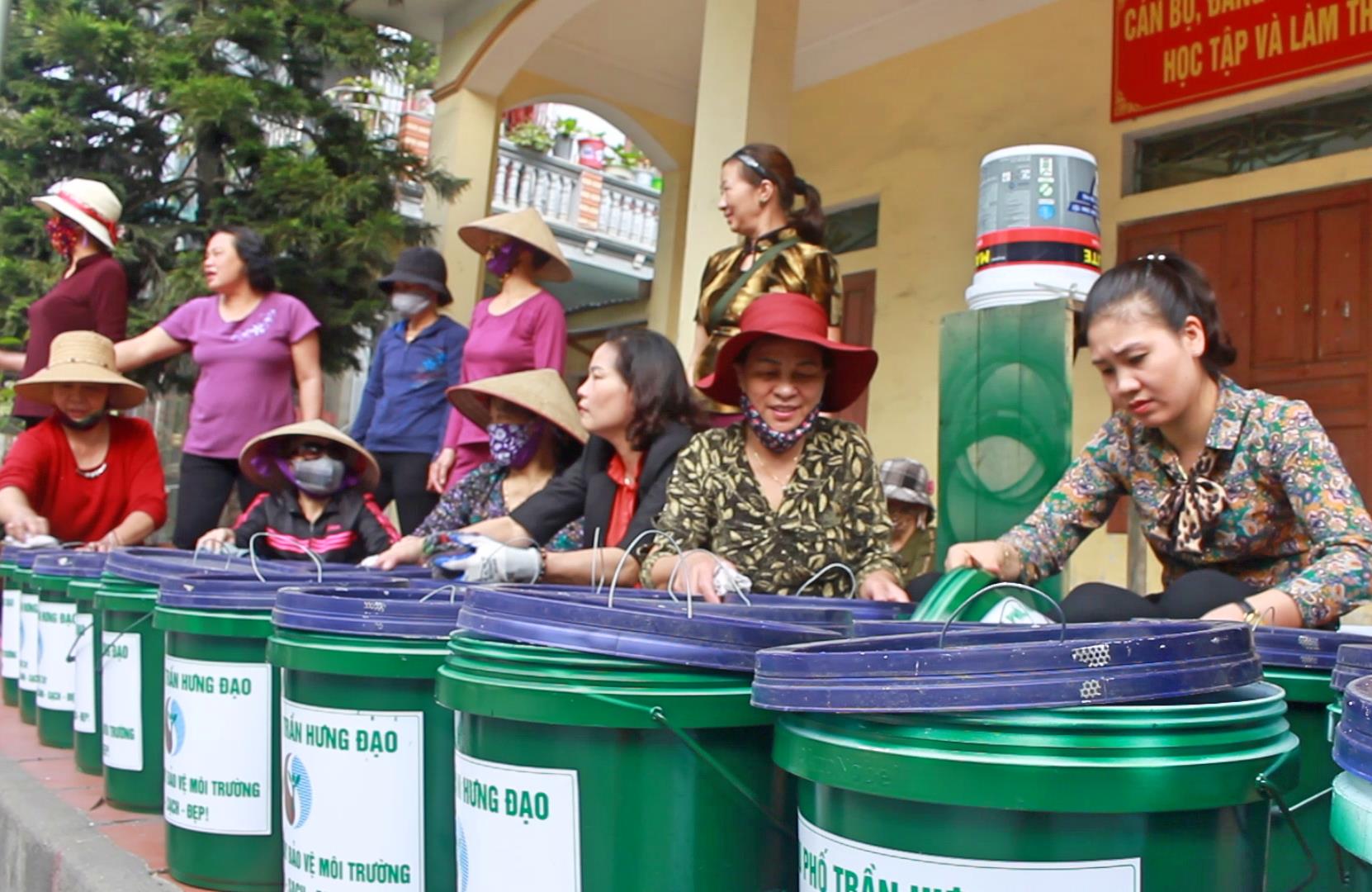 Hội viên phụ nữ trên địa bàn TP Cẩm Phả tái chế thùng rác từ những thùng sơn cũ góp phần bảo vệ môi trường