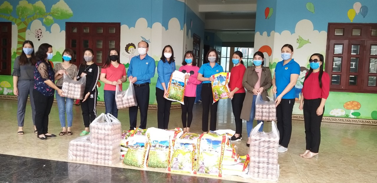 Thông qua chương trình Phúc lợi cho đoàn viên, các giáo viên mầm non huyện Hải Hà được mua trứng gà Tân An, gạo với giá ưu đãi.